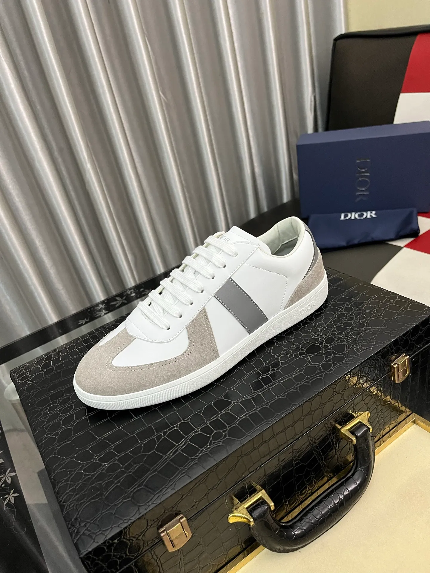 Men's shoes 💰380⌚️⌚️ 【Dior*DIAO】original quality.~ Unique modern style sneakers. 🏃A must-have casual shoe for trendy men😍😍 Original brand imported from Italy, imported original leather, sheep lining (refuses to discolor and grind feet) Sole: Original sole provided by the original factory, French lazy style design ⚠️Fit to the feet, original quality, super comfortable original sole. Code number: 38-448️⃣Colors available